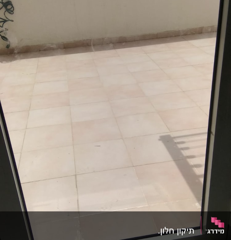 חלון זכוכית עם מסגרת מתכתית על מרפסת